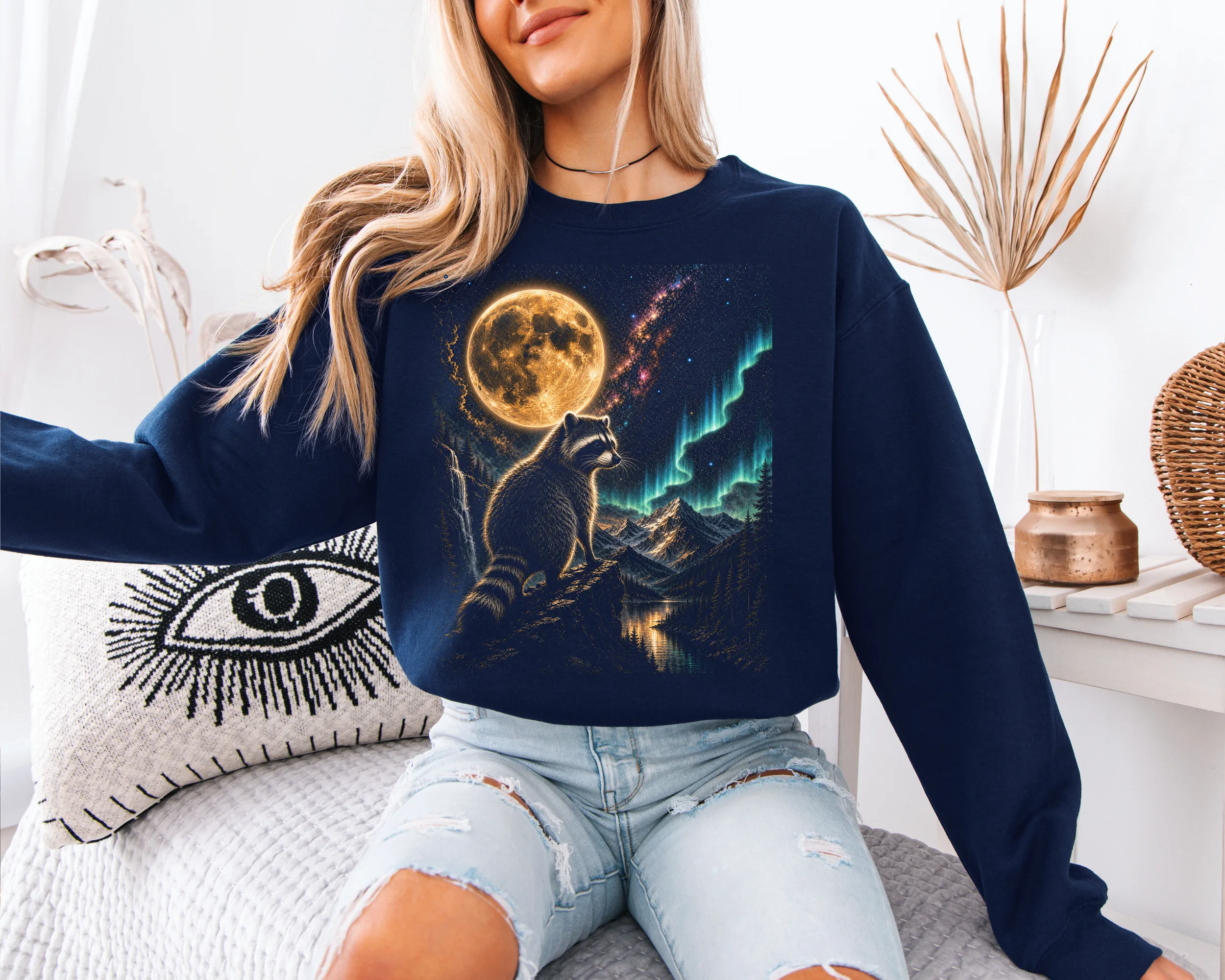 Mannequin femme portant le sweat-shirt graphique marine avec le motif de raton laveur et lune dans un style décontracté.