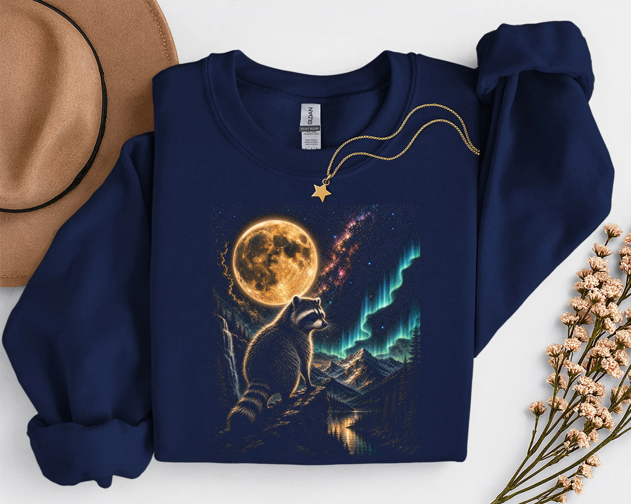 Sweat-shirt graphique marine avec le motif de raton laveur et lune plié.
