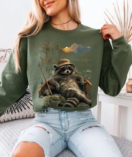 Femme portant Sweat Raton Laveur Pêcheur vert militaire col rond