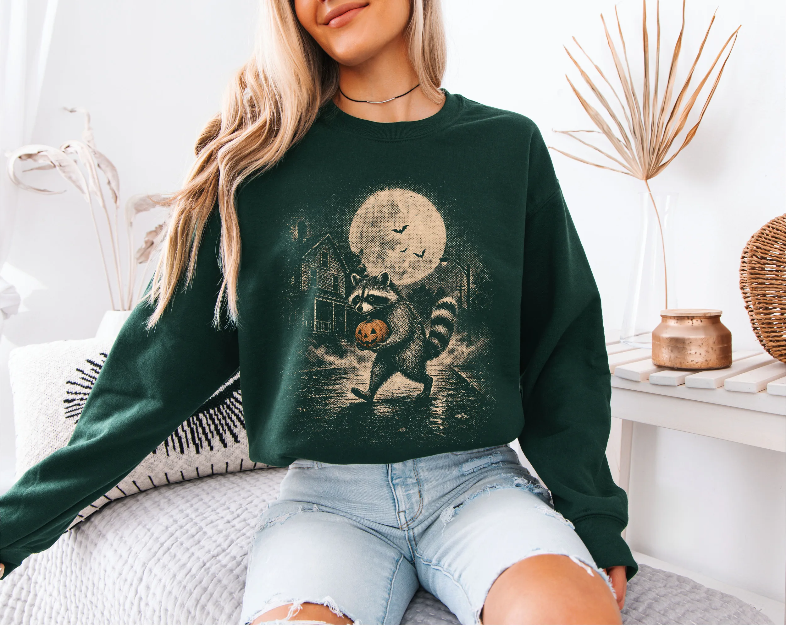 sweat-raton-halloween-forest1 Femme portant un sweat Halloween raton laveur forest, maison hantée et pleine lune.