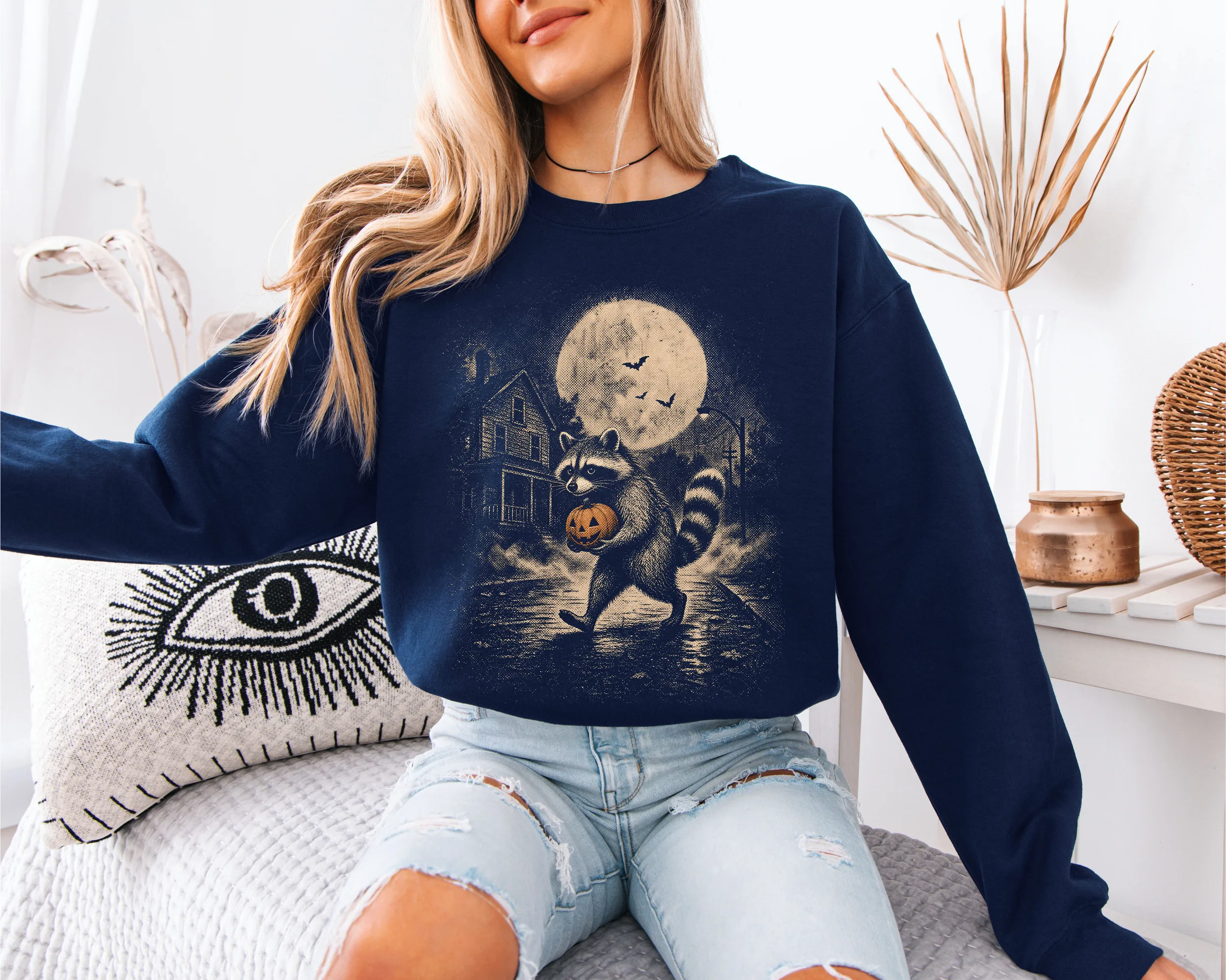 sweat-raton-halloween-marine1 Femme portant un sweat Halloween raton laveur marine, maison hantée et pleine lune.
