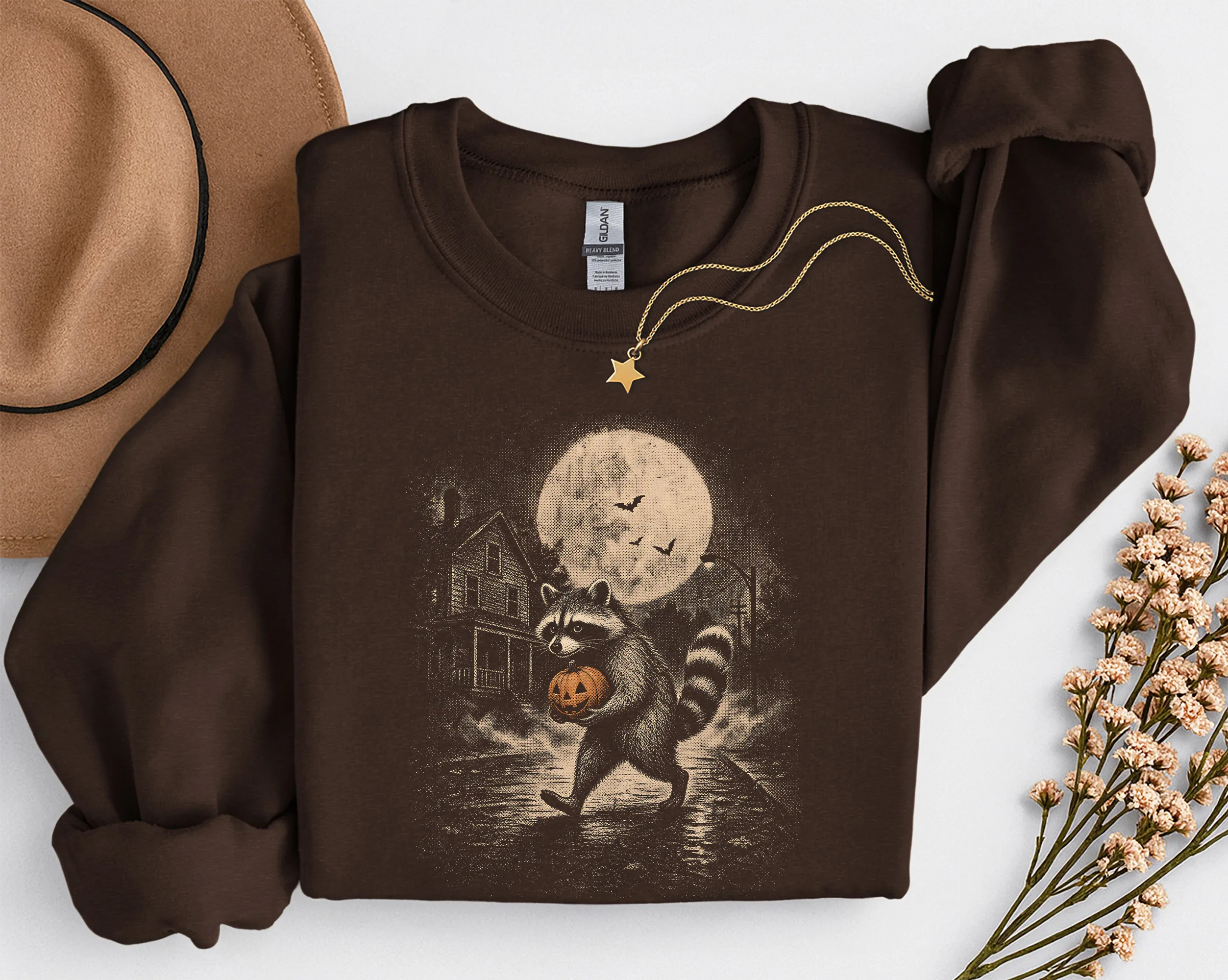 sweat-raton-halloween-marron Sweat Halloween raton laveur marron, motif vintage maison hantée pleine lune.