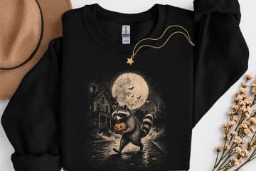 Sweat Raton Laveur Halloween noir, motif vintage maison hantée pleine lune.