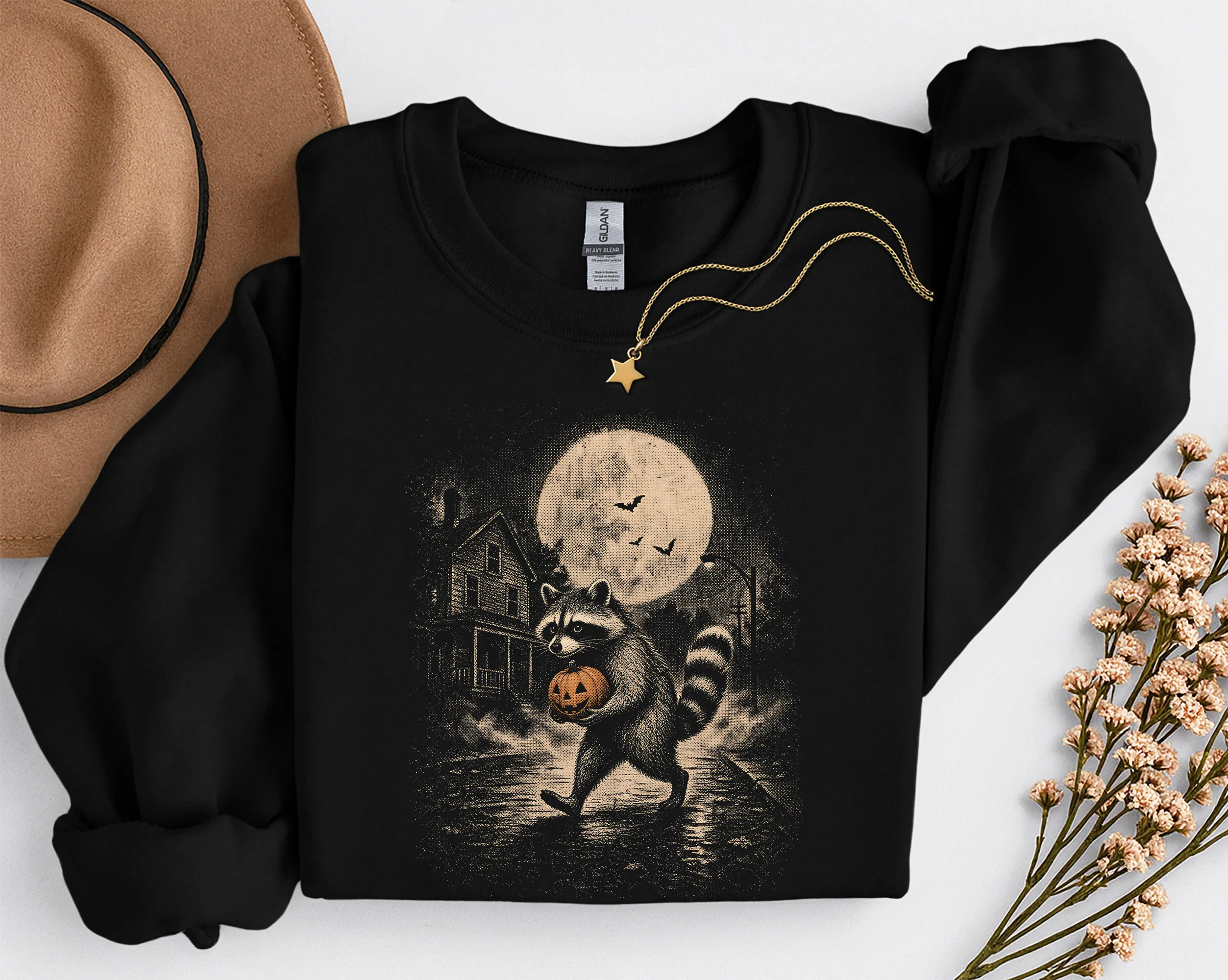 sweat-raton-halloween-noir Sweat Raton Laveur Halloween noir, motif vintage maison hantée pleine lune.