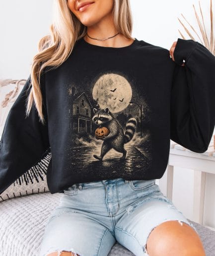 Sweat Halloween Raton Laveur noir porté par une femme