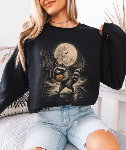 Sweat Halloween Raton Laveur noir porté par une femme