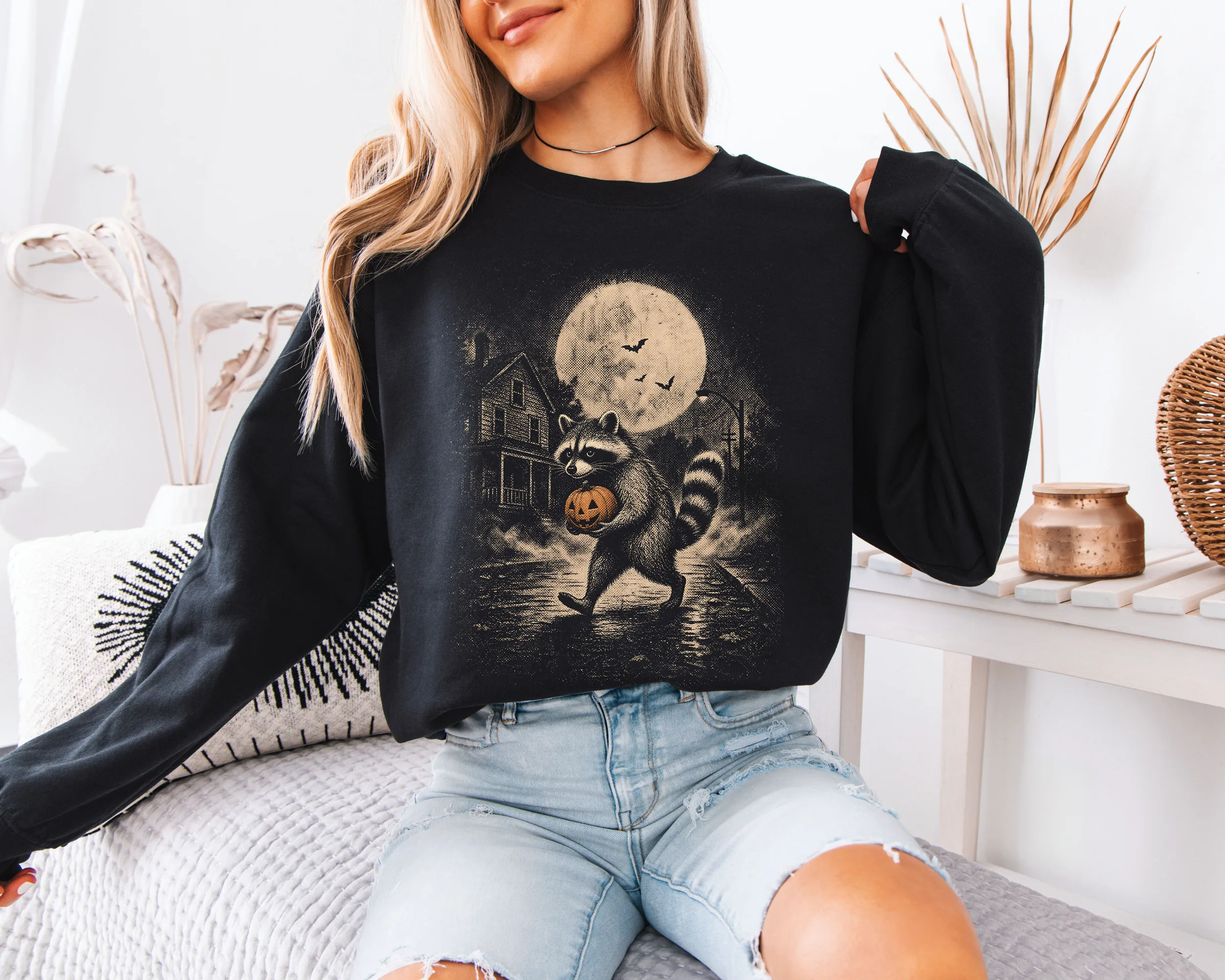 sweat-raton-halloween-noir1 Sweat Halloween Raton Laveur noir porté par une femme