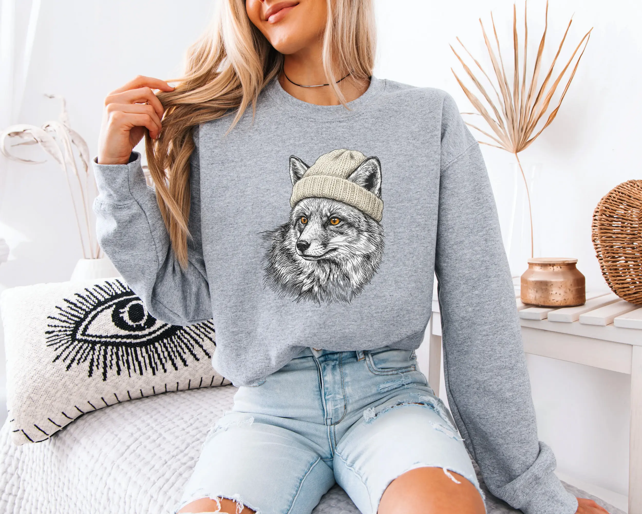 sweat-renard-bonnet-gris-f Femme portant un sweat gris avec un renard en bonnet illustré au crayon