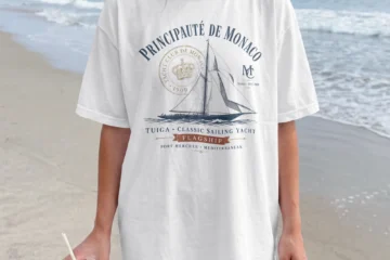 signification du style yacht club : écusson, voilier et fanions imprimés sur nos t-shirts Riviera